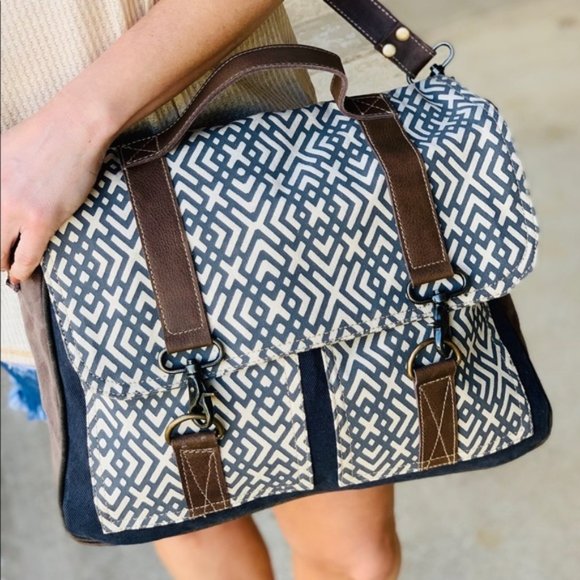 LAST ONE! X Design Messenger Bag - Picture 2 of 7